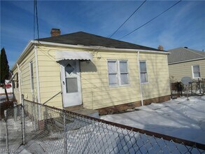 1403 Dawnwood Dr in Parma, OH - Building Photo - Building Photo