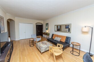 2330 Euclid Heights Blvd in Cleveland, OH - Building Photo - Building Photo