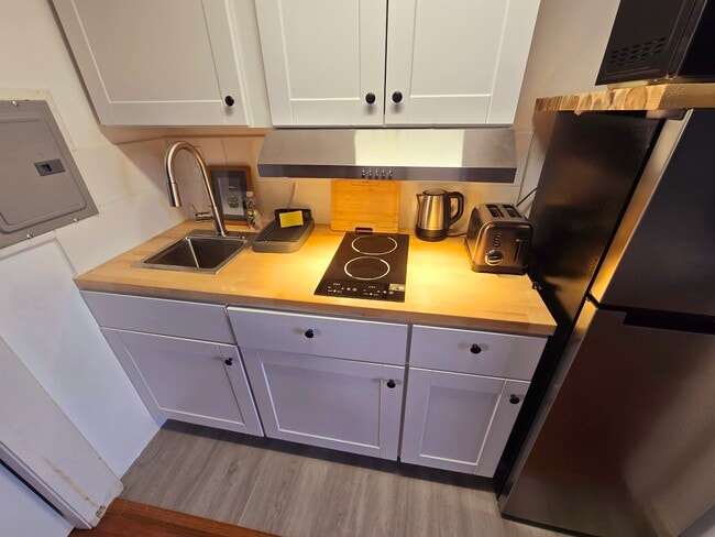 2471 E Canal Dr, Unit Sequoia studio in Turlock, CA - Building Photo - Building Photo