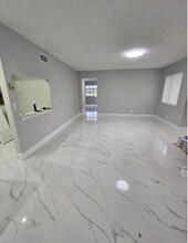 4995 Sable Pine Cir in West Palm Beach, FL - Foto de edificio - Building Photo