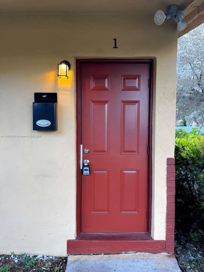 2731 NW 1st St-Unit -1 in Pompano Beach, FL - Building Photo - Building Photo