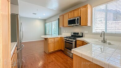 476 Scatterwood Ln in Simi Valley, CA - Building Photo - Building Photo