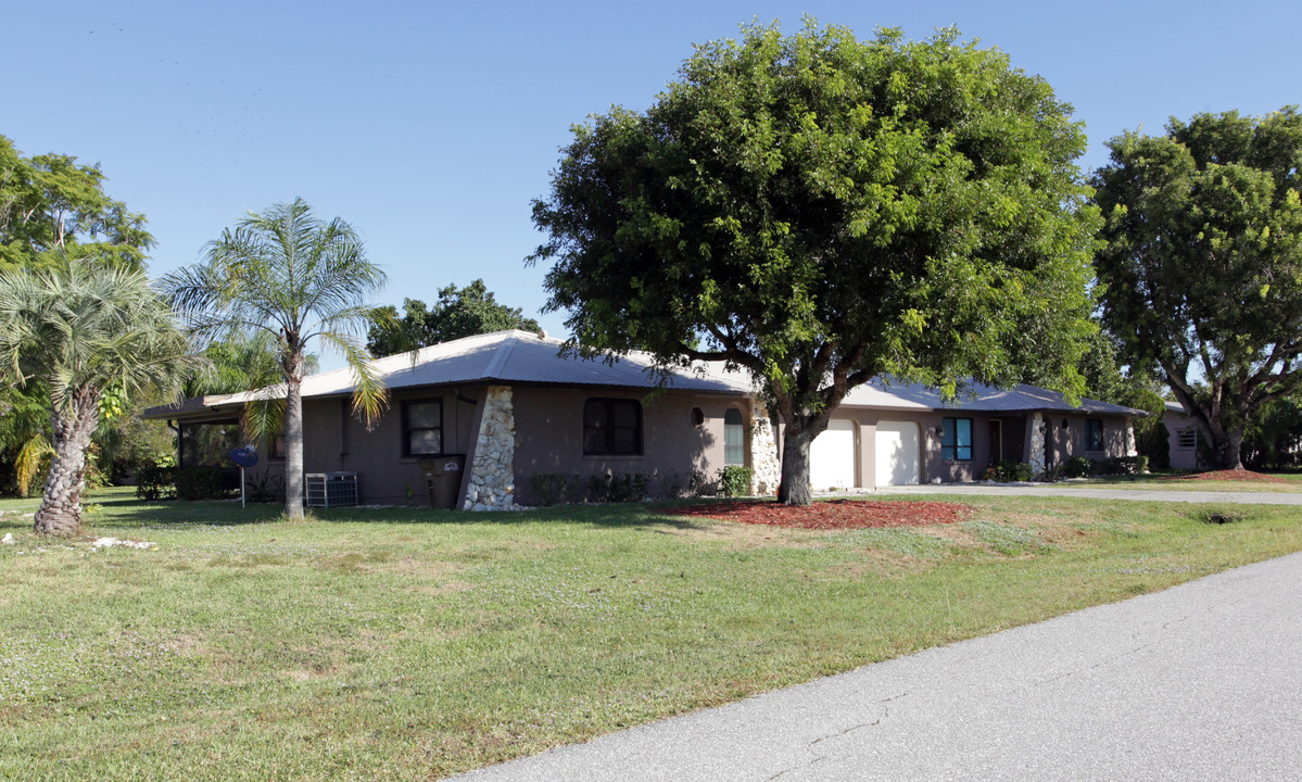 309 Tarpon Dr in Cape Coral, FL - Foto de edificio