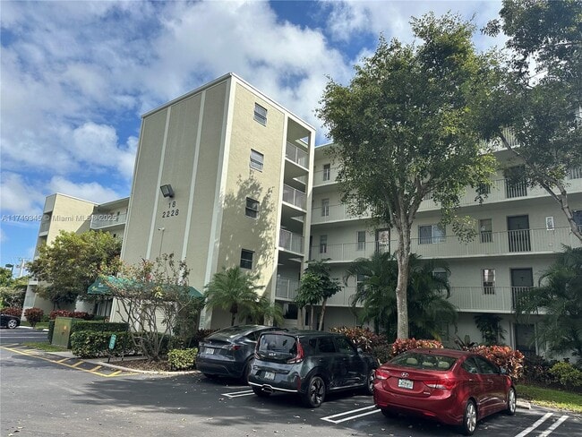 2228 N Cypress Bend Dr in Pompano Beach, FL - Building Photo - Building Photo