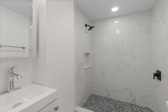 240 W Newton St, Unit 9 in Boston, MA - Foto de edificio - Building Photo