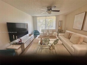 8205 Lake Dr, Unit 404 in Doral, FL - Foto de edificio - Building Photo