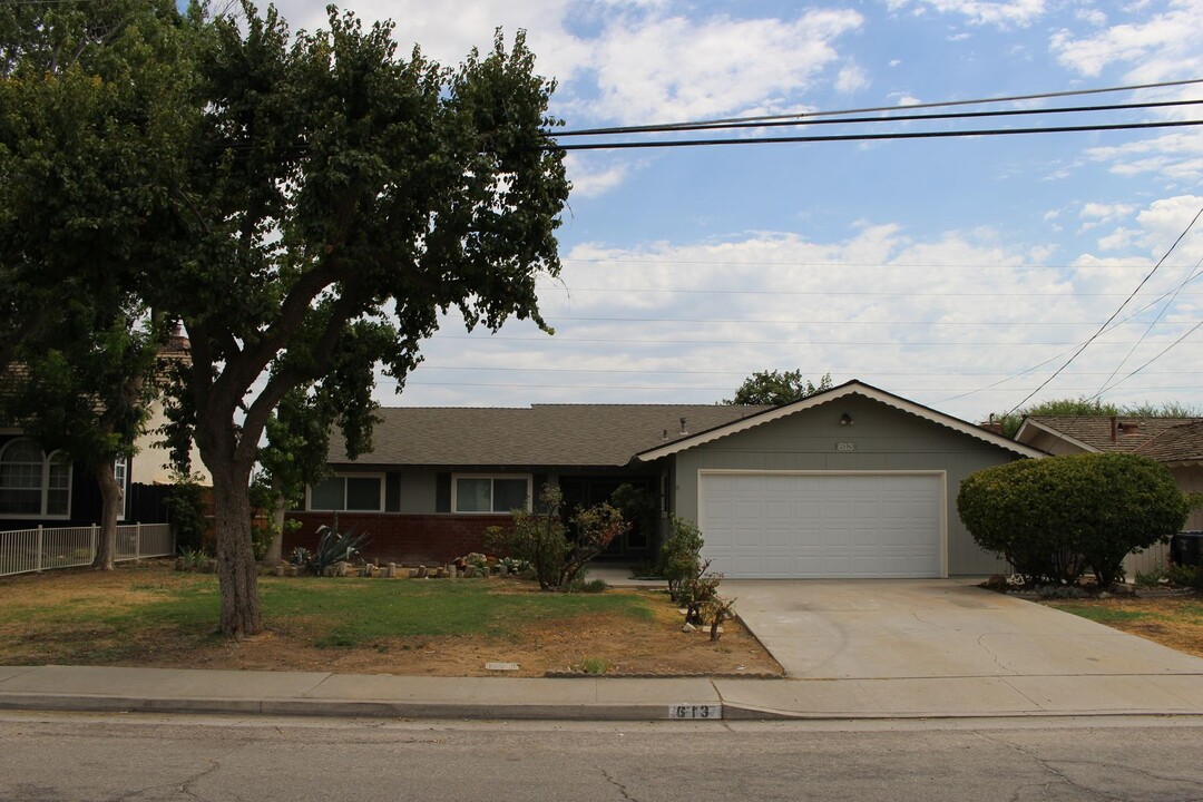 613 McKelvey Ave in Bakersfield, CA - Building Photo