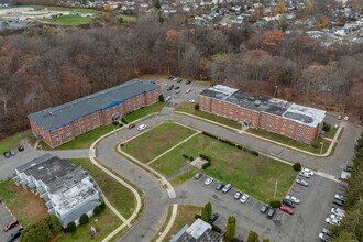 Willowwood Apartments in West Haven, CT - Foto de edificio - Building Photo