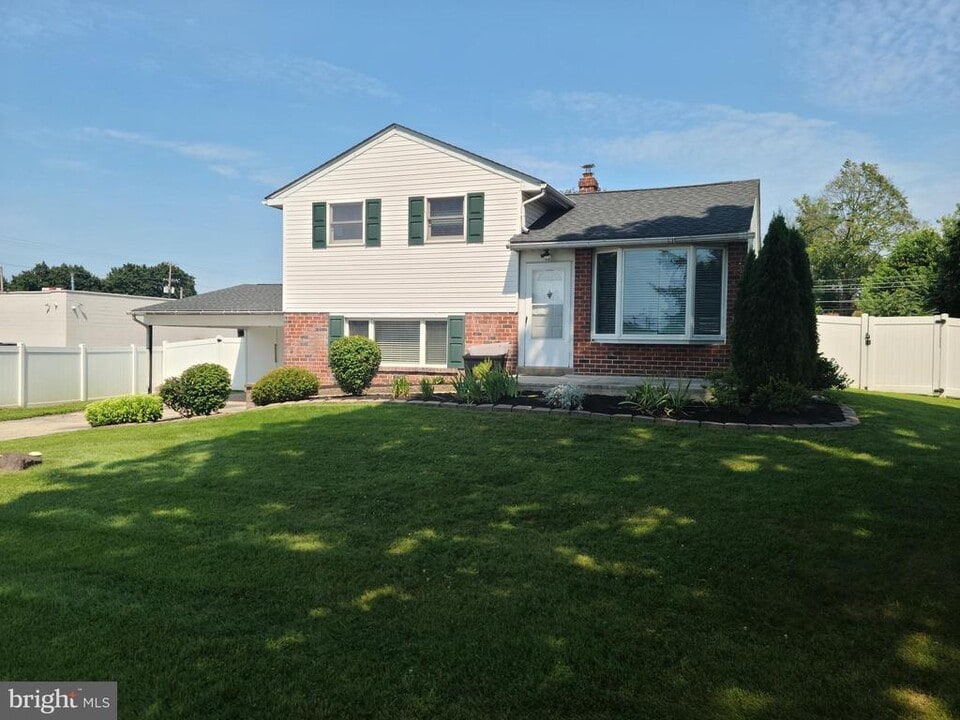 17 Miami Rd in Norristown, PA - Building Photo