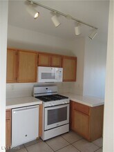 1050 E Cactus Ave in Las Vegas, NV - Building Photo - Building Photo