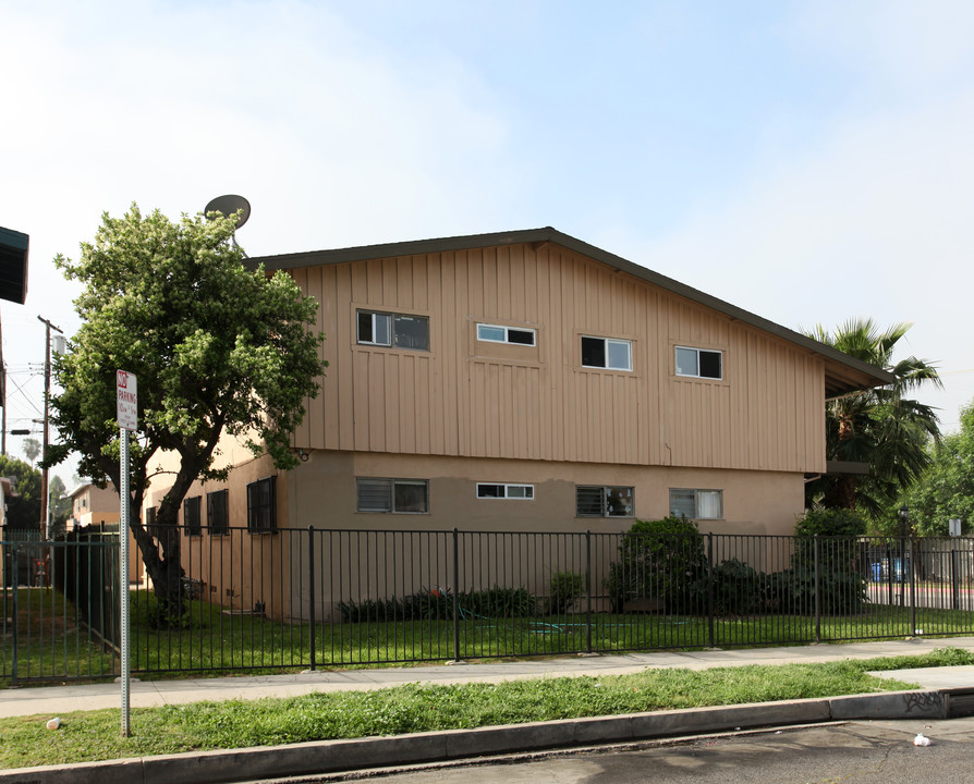 8320 Lindley Ave in Northridge, CA - Building Photo