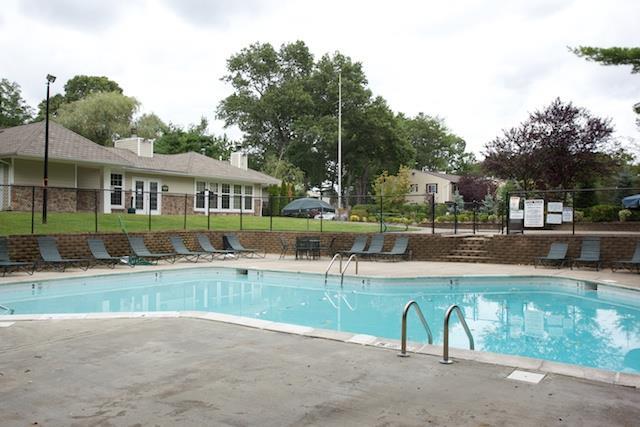 144 Lake Pointe Dr in Middle Island, NY - Building Photo
