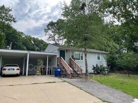 1934 Naismith Dr in Lawrence, KS - Building Photo