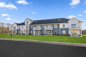Mount Sinai Meadows in Mount Sinai, NY - Foto de edificio - Building Photo