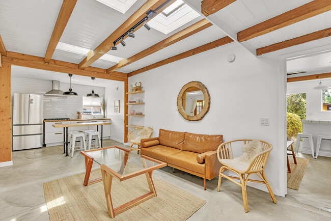 718 Vernon Ave in Venice, CA - Foto de edificio - Building Photo
