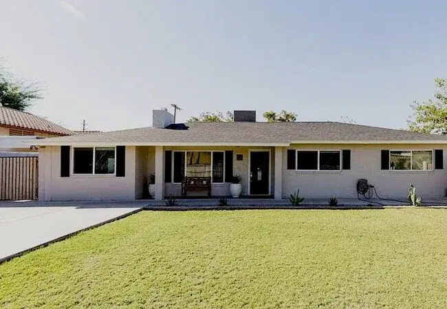 Royal House in Phoenix, AZ - Building Photo