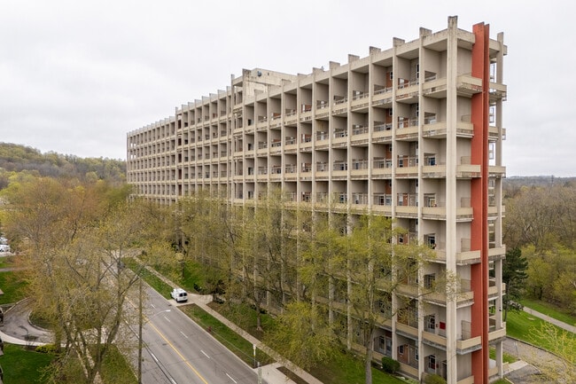 Parkview Terrace Hamilton in Hamilton, ON - Building Photo - Building Photo