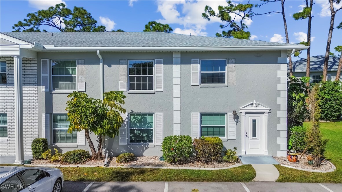 7074 Nantucket Cir in North Fort Myers, FL - Foto de edificio