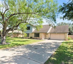 607 E 11th St in Bishop, TX - Building Photo
