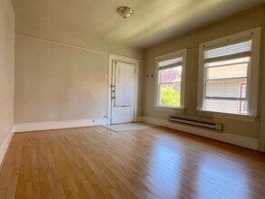 825 57th St, Unit D in Oakland, CA - Building Photo - Building Photo