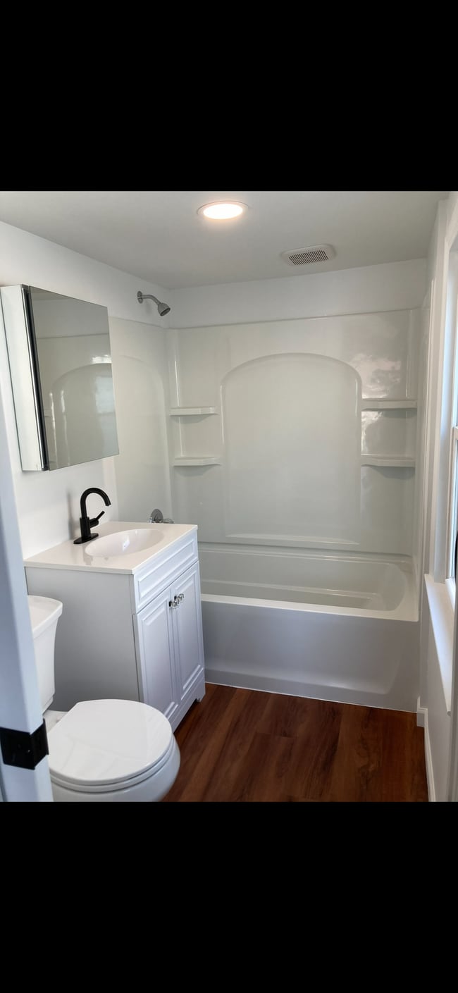 31 Merritt Ave 2nd Floor, Unit 31 Merritt Ave Woodbridge in Woodbridge, CT - Foto de edificio - Building Photo