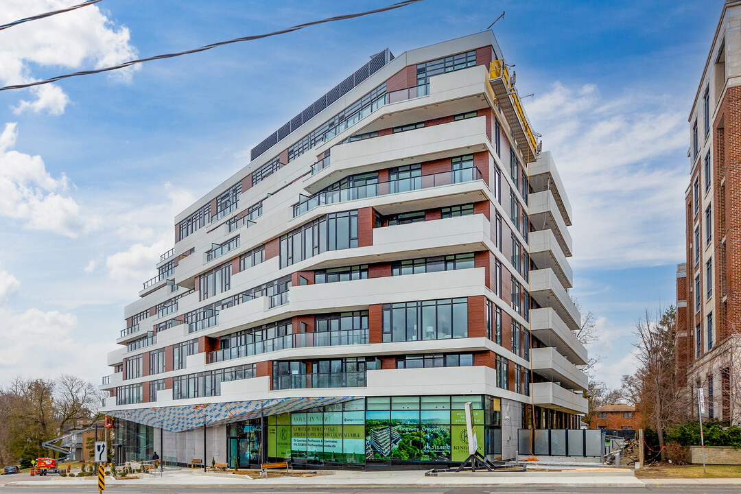 Kingsway Crescent in Toronto, ON - Building Photo