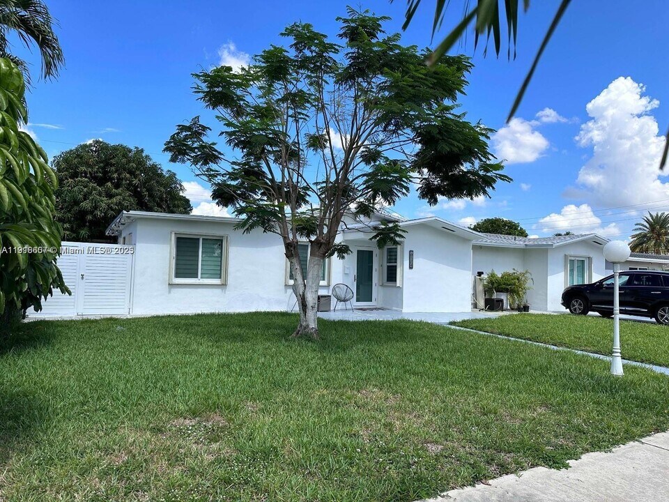 6174 W 14th Ct in Hialeah, FL - Building Photo