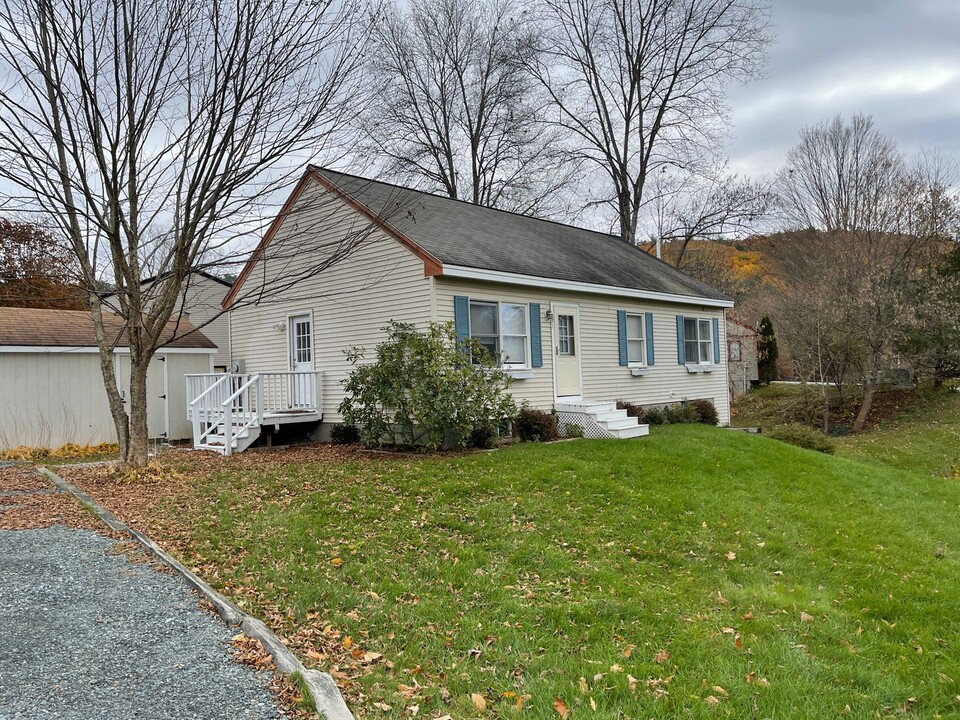 47 Ry-Kris Ln in Hartford, VT - Building Photo