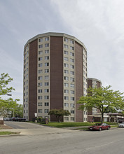 College Court in Milwaukee, WI - Building Photo - Building Photo