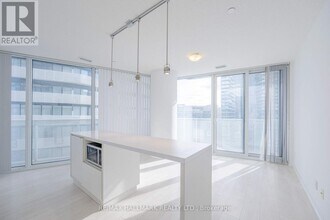 100 Harbour St in Toronto, ON - Building Photo - Building Photo