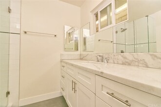 225 Rosecrans Ave, Unit 1 in Manhattan Beach, CA - Foto de edificio - Building Photo