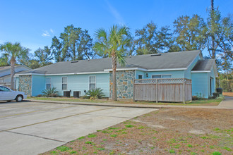 8309 Country Walk Dr in Pensacola, FL - Foto de edificio - Building Photo