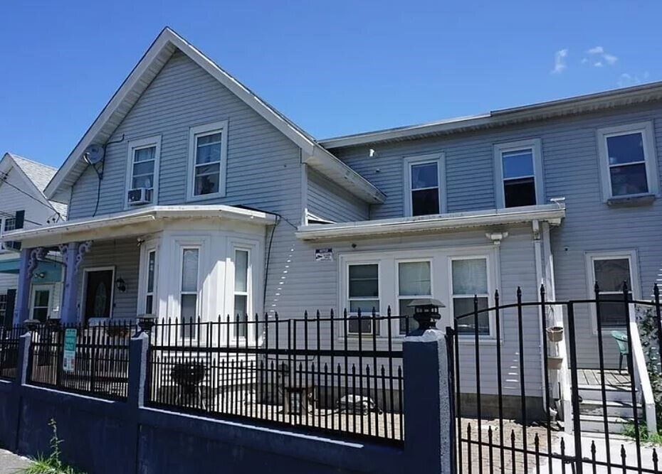 74 Grand St in Lowell, MA - Building Photo