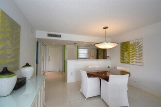 6100 NW 2nd Ave in Boca Raton, FL - Foto de edificio - Building Photo