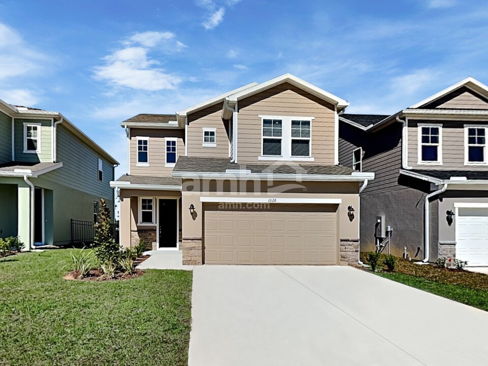 1028 Grafton Ridge Dr in Eustis, FL - Foto de edificio