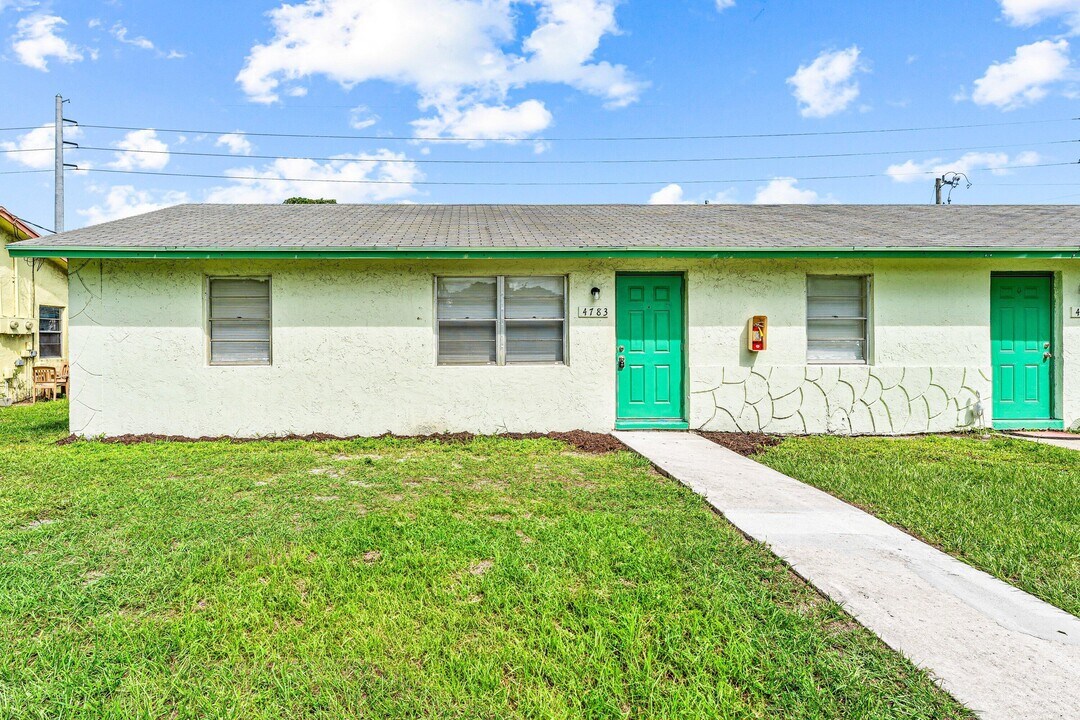 4783 Gulfstream Rd in Lake Worth Beach, FL - Building Photo