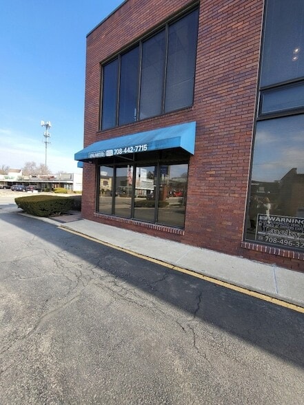 7851 Ogden Ave in Lyons, IL - Foto de edificio - Building Photo