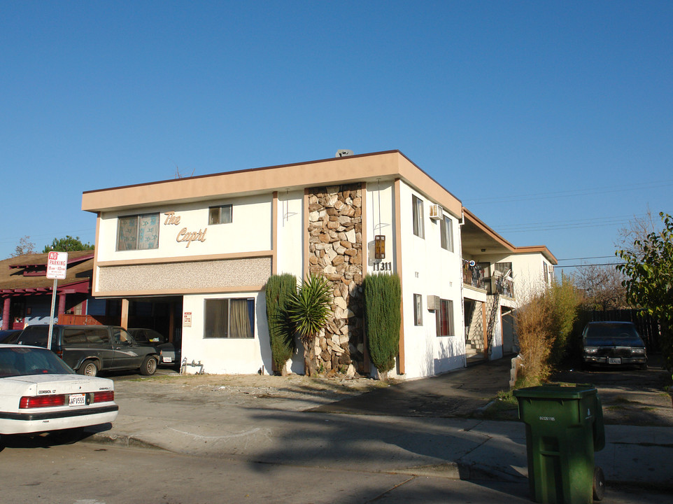 11311 Emelita St in North Hollywood, CA - Foto de edificio