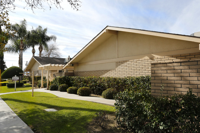 Catalina Gardens 62+ Senior Apartments in Hemet, CA - Foto de edificio - Building Photo