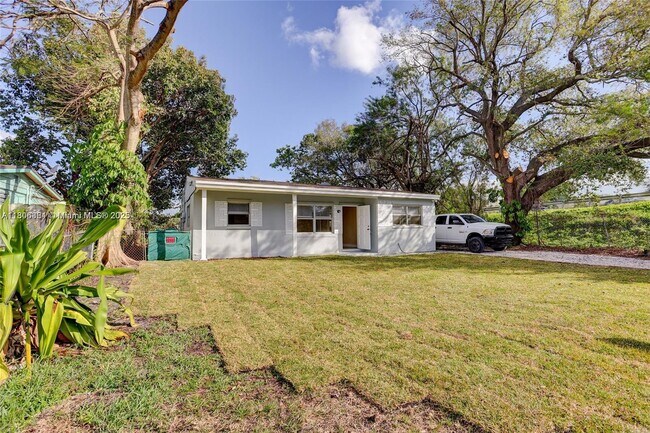 6231 Hayes St in Hollywood, FL - Building Photo - Building Photo