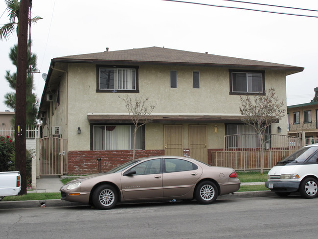 9325-9327 Washburn Rd in Downey, CA - Foto de edificio - Building Photo