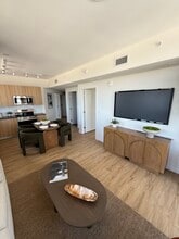 941 E 22nd St, Unit B21 in Hialeah, FL - Building Photo - Building Photo