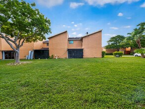 8009 NW 71st Ct in Tamarac, FL - Foto de edificio - Building Photo