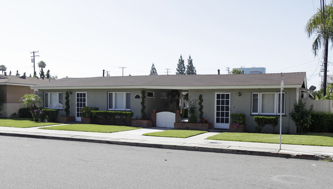 130 W Adele St in Anaheim, CA - Foto de edificio - Building Photo