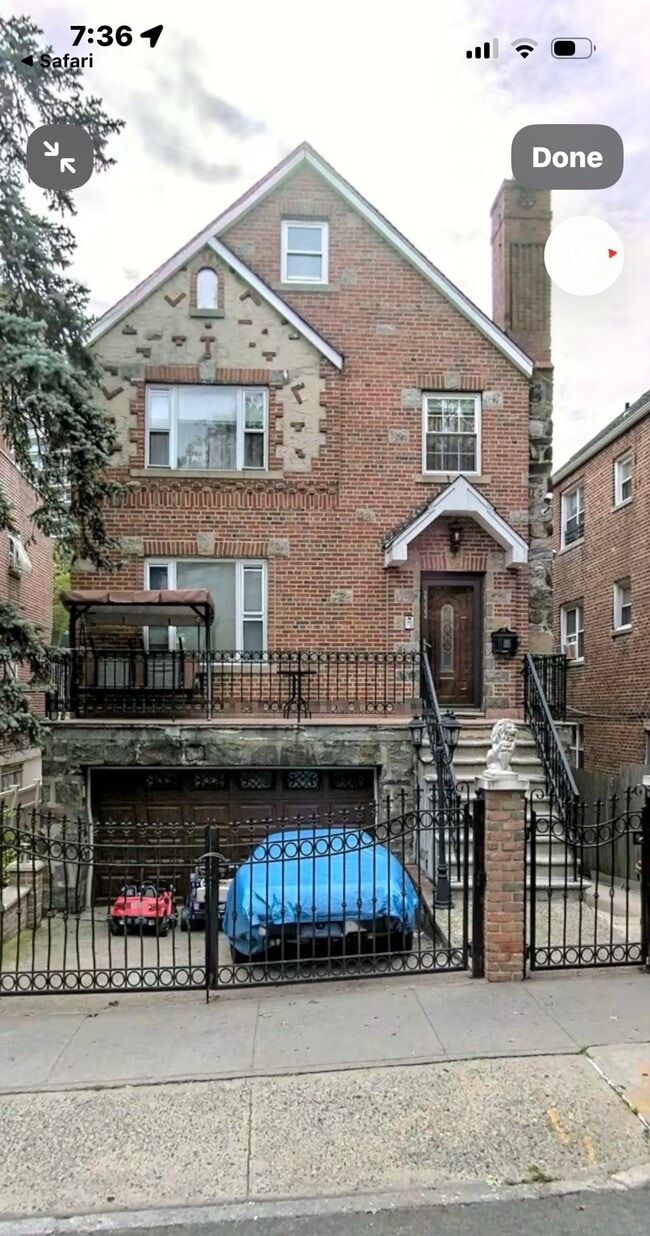 2333 Wallace Ave, Unit Ground floor