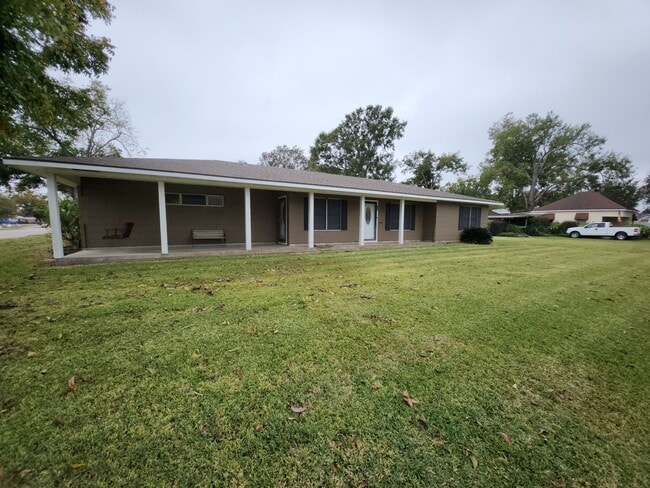 701 Grigsby Ave in Port Neches, TX - Foto de edificio - Building Photo