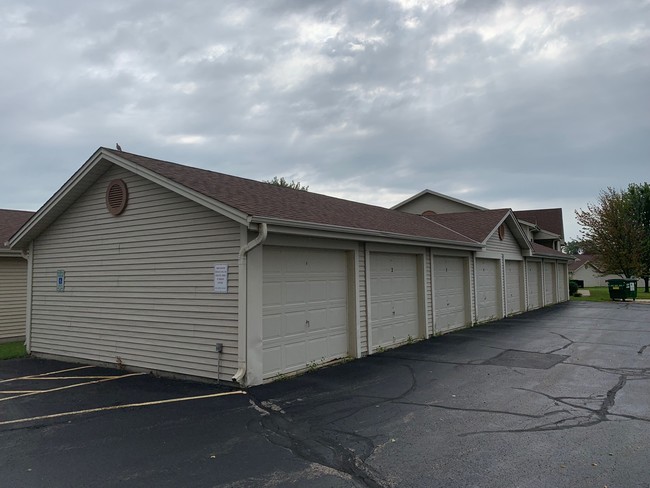 1230 Bear Pass, Unit 2 in Mukwonago, WI - Building Photo - Building Photo