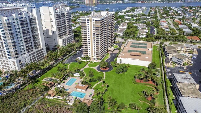3400 N Ocean Dr in Riviera Beach, FL - Foto de edificio - Building Photo