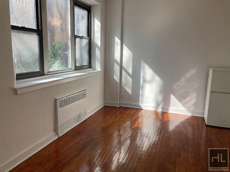 NO FEE Studio in Lenox Hill! Won't Stay on in New York, NY - Building Photo
