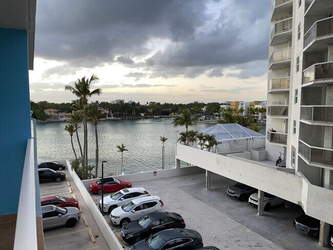 5838 Collins Ave, Unit 3D in Miami Beach, FL - Foto de edificio - Building Photo